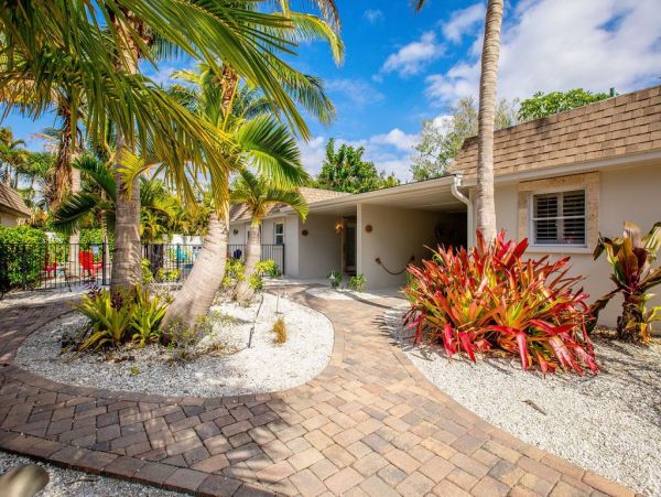 Charming 2 Bedroom Cottage Siesta Key Walk to Beach
