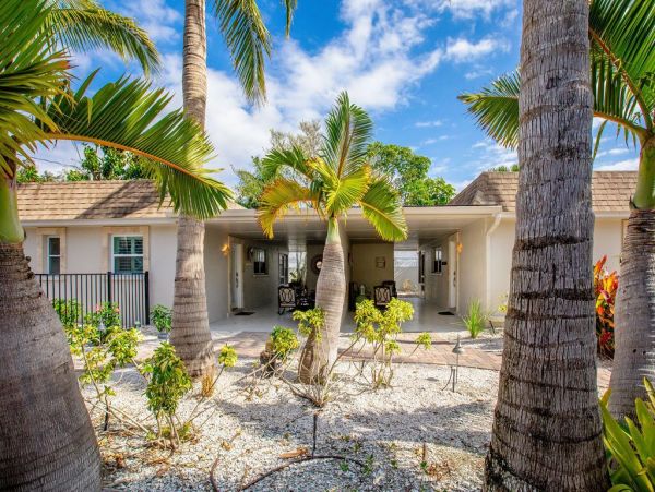 Charming 2 Bedroom Cottage Siesta Key Walk to Beach