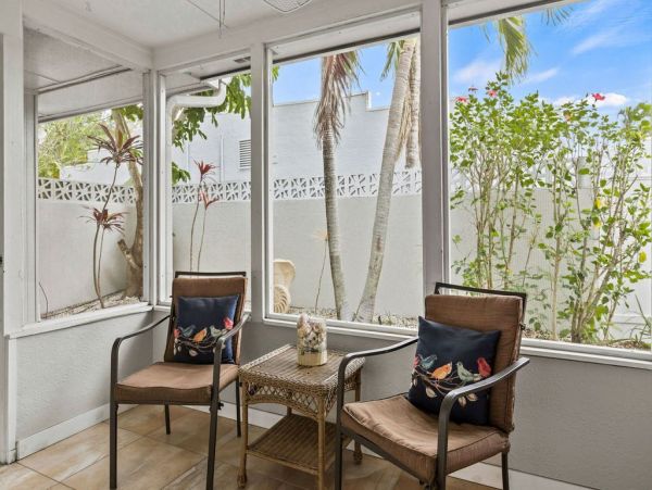Charming 2 Bedroom Cottage Siesta Key Walk to Beach
