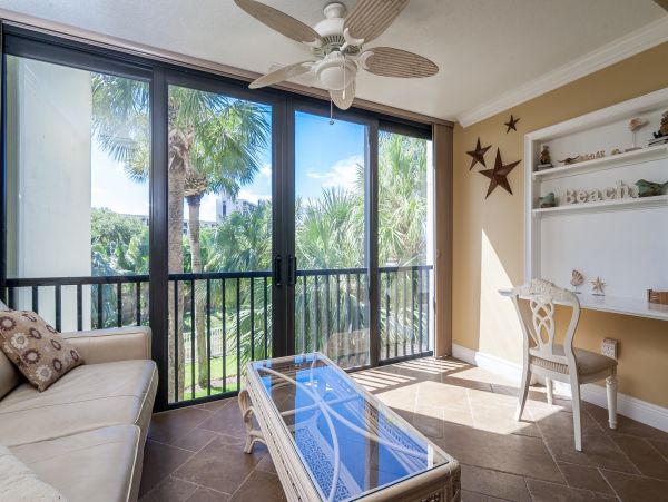 Comfortable Siesta Key Rental: Sleeps 6 with Modern Amenities