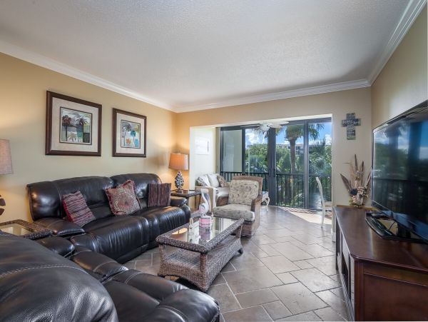 Comfortable Siesta Key Rental: Sleeps 6 with Modern Amenities