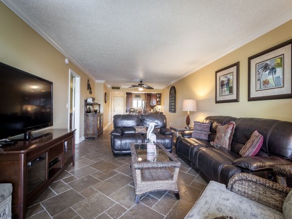 Comfortable Siesta Key Rental: Sleeps 6 with Modern Amenities