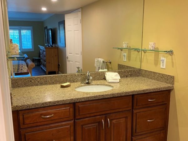 Comfortable Siesta Key Rental: Sleeps 6 with Modern Amenities