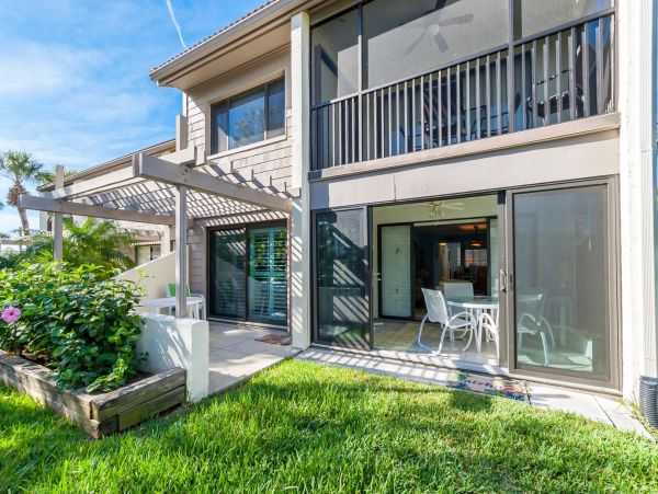 Charming Vacation Condo Located On Beach In Siesta Key
