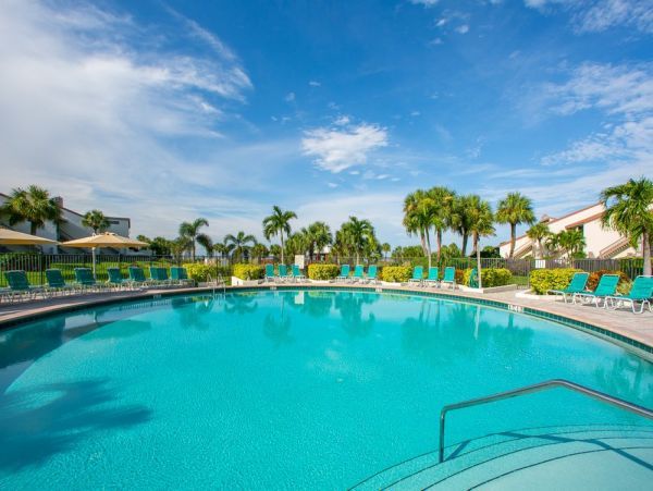 Charming Vacation Condo Located On Beach In Siesta Key