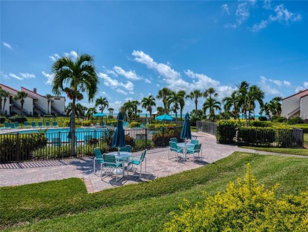 Pretty Vacation Condo in Siesta Key with Pool & Tennis Court