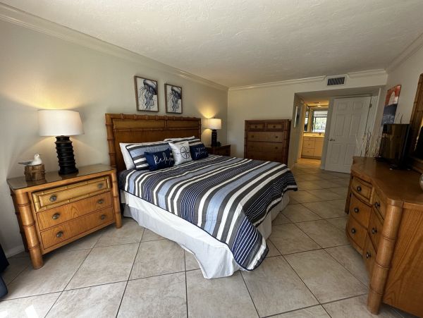 Siesta Key Vacation Rentals - Florida Beachfront Condo with Patio & Pool