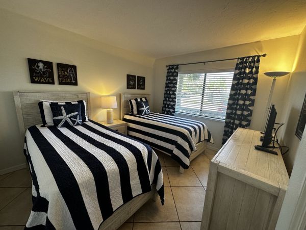 Siesta Key Vacation Rentals - Florida Beachfront Condo with Patio & Pool
