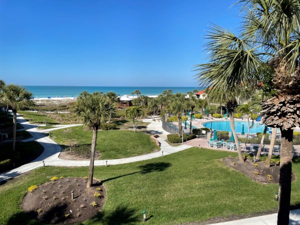 Beachfront Siesta Key Condo Rental - Steps to Beach & Pool Access