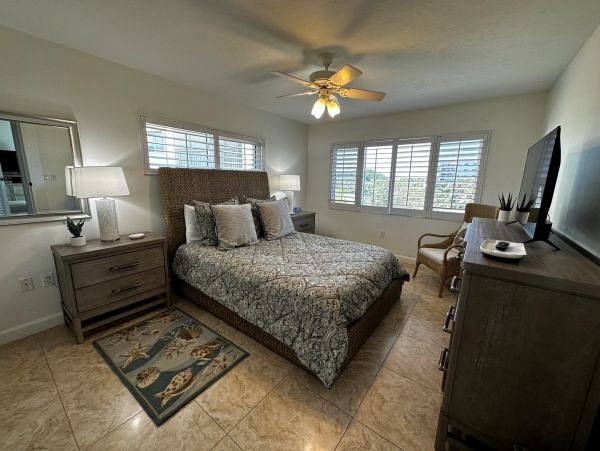 Beachfront Siesta Key Condo Rental - Steps to Beach & Pool Access