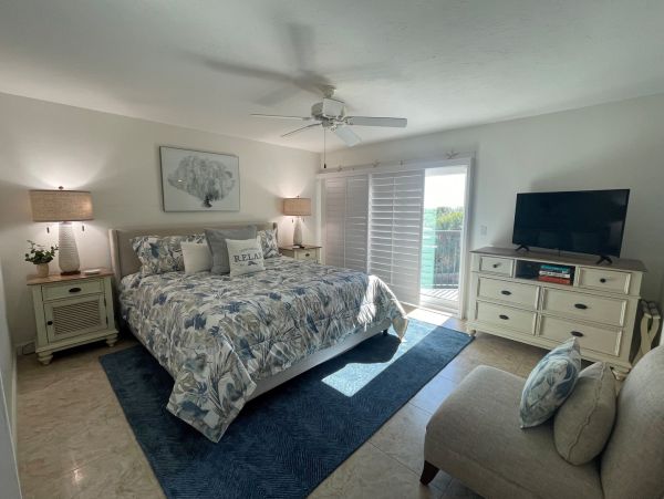 Beachfront Siesta Key Condo Rental - Steps to Beach & Pool Access