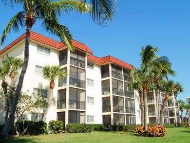 Ground Level 2 Bedroom Vacation  Condo with Sun Deck