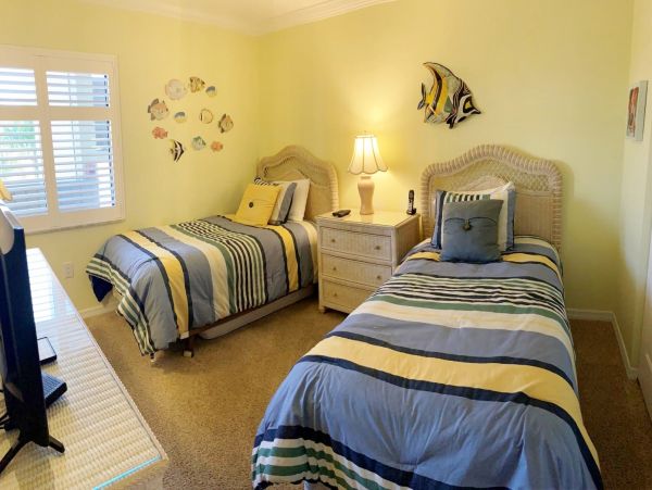 Charming Siesta Key Two Bedroom Beach Condo Sleeps 4 Guests