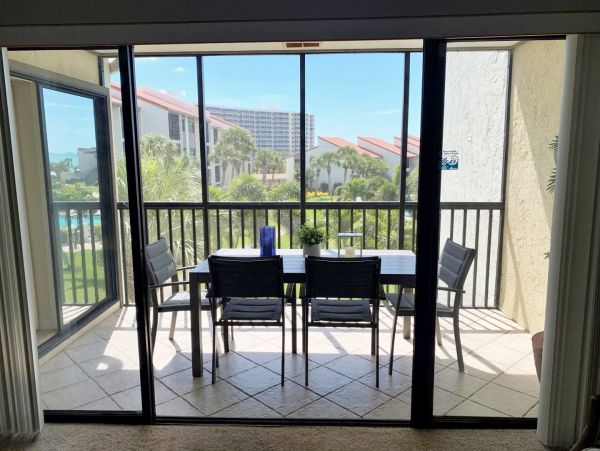 Charming Siesta Key Two Bedroom Beach Condo Sleeps 4 Guests