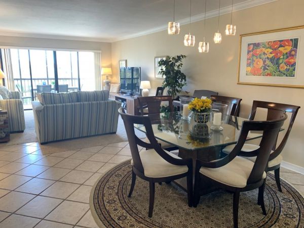 Charming Siesta Key Two Bedroom Beach Condo Sleeps 4 Guests