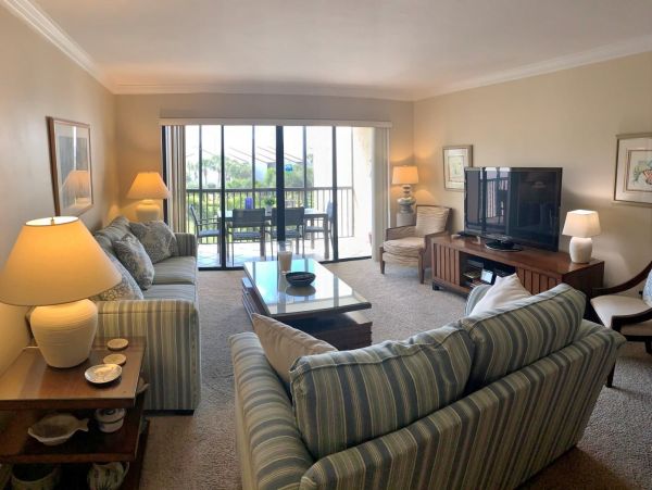 Charming Siesta Key Two Bedroom Beach Condo Sleeps 4 Guests