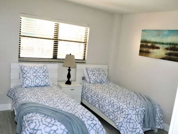 Siesta Lovely Two Bedroom Vacation Rental Pool