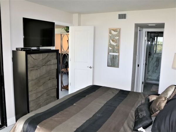 Siesta Lovely Two Bedroom Vacation Rental Pool