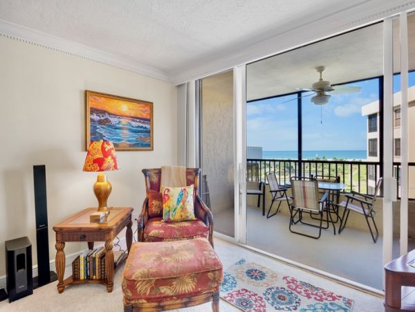 Bright Coastal Getaway Steps from Siesta Beach