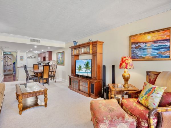 Bright Coastal Getaway Steps from Siesta Beach