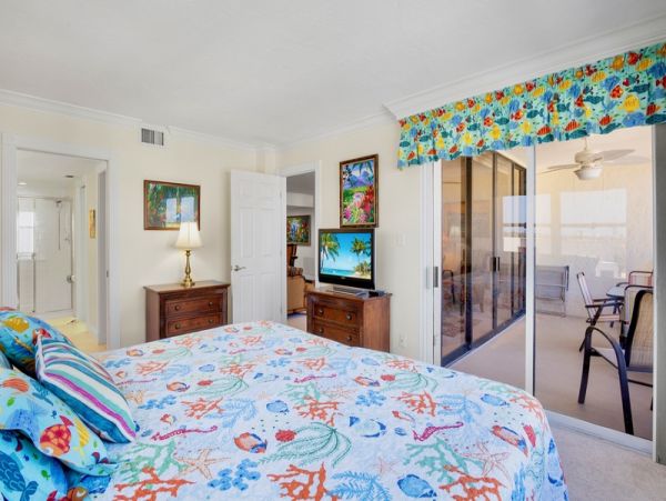 Bright Coastal Getaway Steps from Siesta Beach