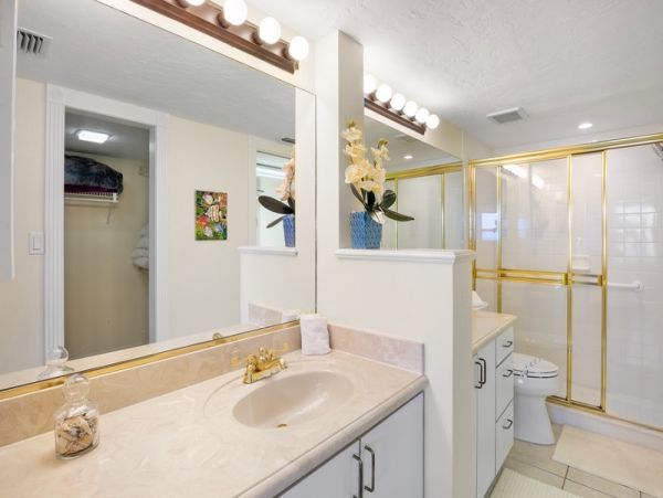 Bright Coastal Getaway Steps from Siesta Beach