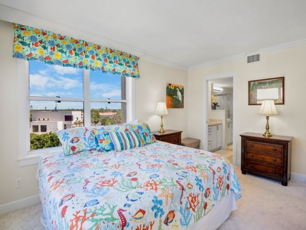 Bright Coastal Getaway Steps from Siesta Beach