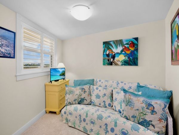 Bright Coastal Getaway Steps from Siesta Beach