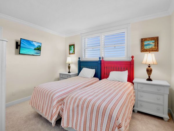 Bright Coastal Getaway Steps from Siesta Beach