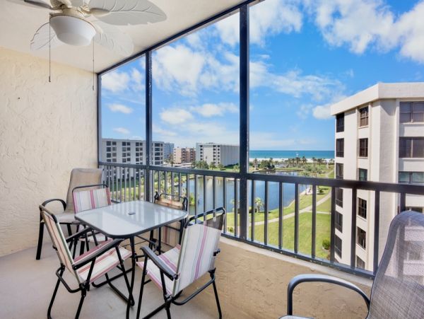 Bright Coastal Getaway Steps from Siesta Beach