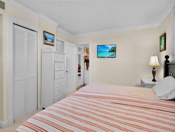 Bright Coastal Getaway Steps from Siesta Beach