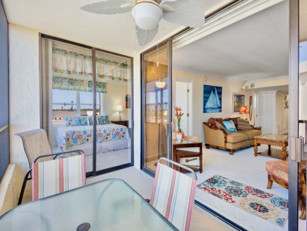 Bright Coastal Getaway Steps from Siesta Beach