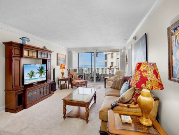 Bright Coastal Getaway Steps from Siesta Beach
