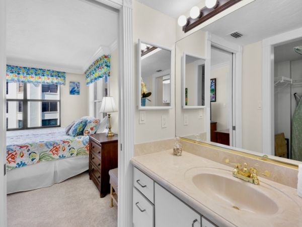 Bright Coastal Getaway Steps from Siesta Beach