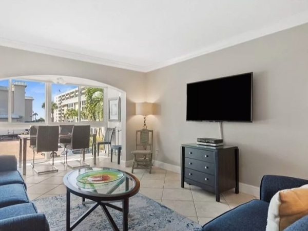 Lovely 2 bed 2 bath Condo located on the #1 beach!