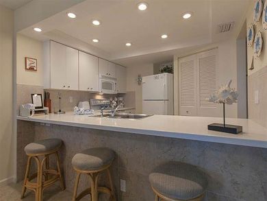 Well Equipped Kitchen with Breakfast Bar Well Equipped Kitchen with Breakfast Bar