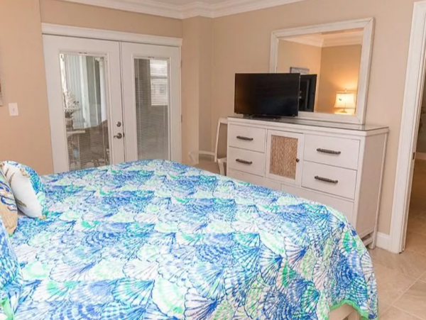 Partial Ocean Views from this Lovely Condo in Siesta Key