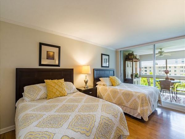 Siesta Key Beach condo Sleeps 4