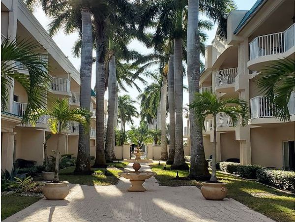 Lovely Bayside 2/2 Condo awaits your arrival!