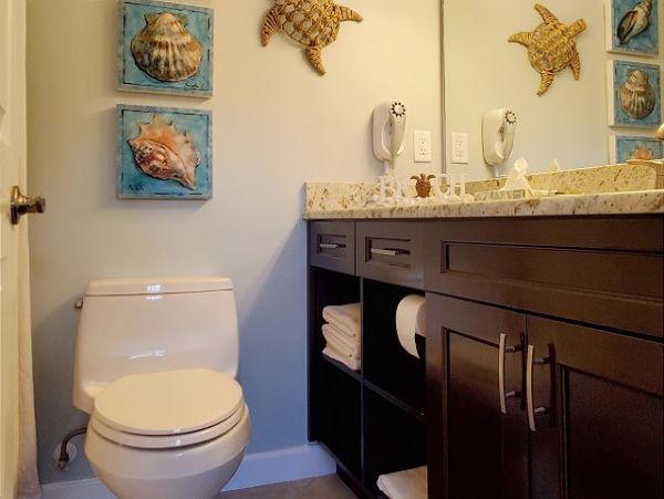 Lovely Bayside 2/2 Condo awaits your arrival!