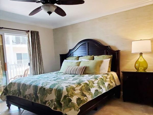 Lovely Bayside 2/2 Condo awaits your arrival!