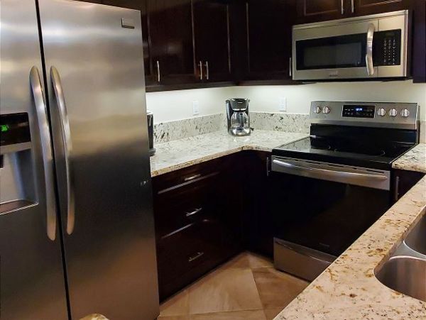 Lovely Bayside 2/2 Condo awaits your arrival!