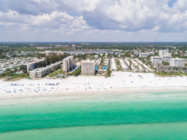 Lovely Bayside 2/2 Condo awaits your arrival!