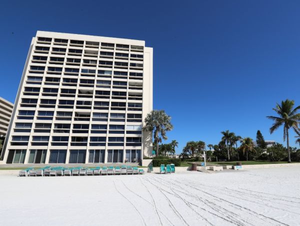 Lovely Bayside 2/2 Condo awaits your arrival!