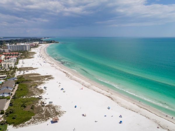Lovely Bayside 2/2 Condo awaits your arrival!