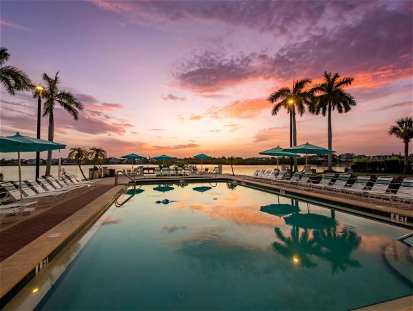 Lovely Bayside 2/2 Condo awaits your arrival!