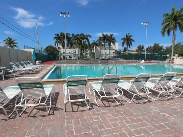 Lovely Bayside 2/2 Condo awaits your arrival!