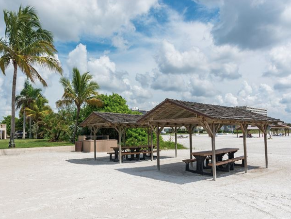 Two Bedroom Vacation Rental Siesta Key Pool & Amenities!