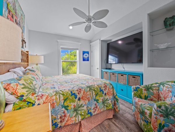 Top floor- Master bedroom with king bed