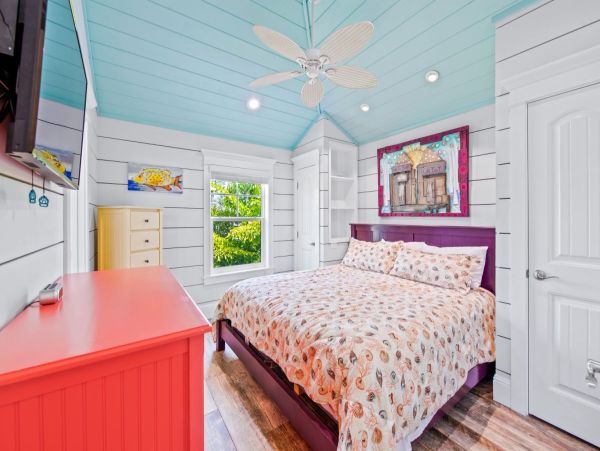 Top floor- Master bedroom with king bed